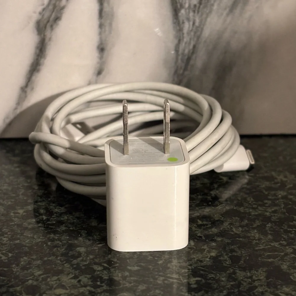 Apple iPhone 8 Plus att in White with White Lightning Charger